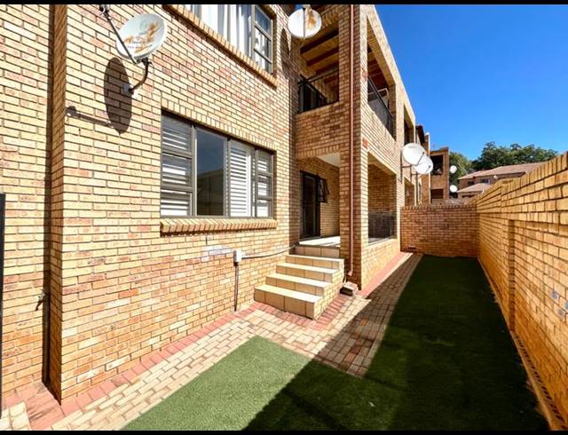 2 BEDROOM TOWNHOUSE FOR SALE IN CHANCLIFF RIDGE